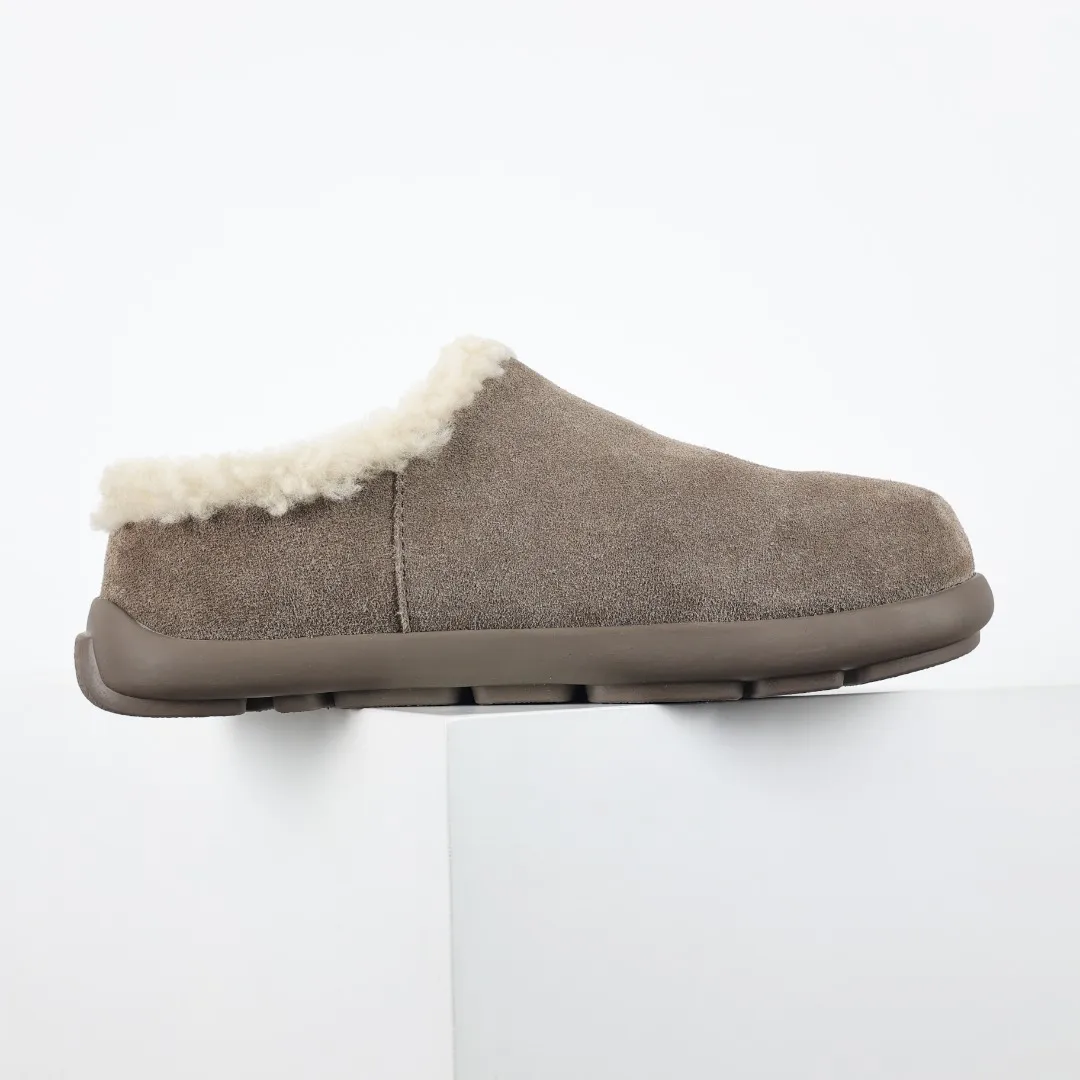 Pick up locally💰560 Core recommendation Good price Independently developed original outsole and cashmere insole to keep you warm in winter and suitable for home use. In the new year, uug launched a style series, which is partially geared towards the preferences of young consumers and has also moved to the forefront of fashion trends. Shoe body material Water-repellent coated suede upper 17 mm UGGPURE™ implanted wool insole Lightweight non-slip comfortable rubber outsole With brand LOGO trademark Comes with a full set of packaging Size: 35 36 37 38 39 40 41 42 43 44